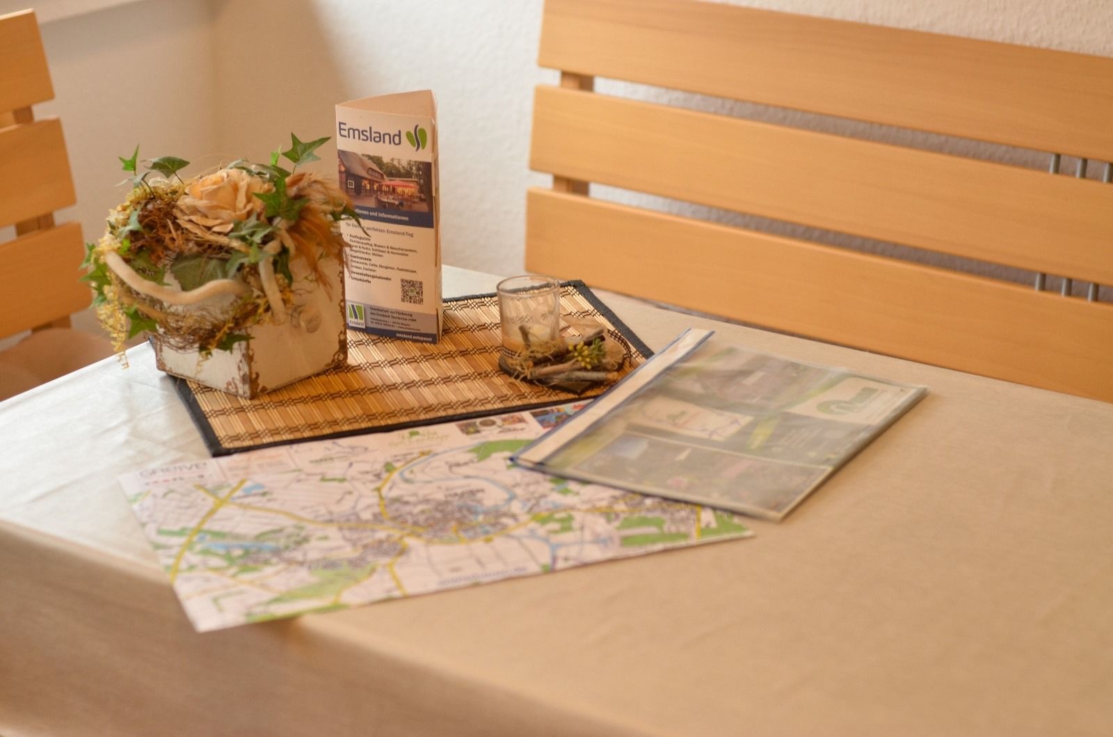 Slide 1-Kuchentisch Deko OG - Ferienwohnungen Anna